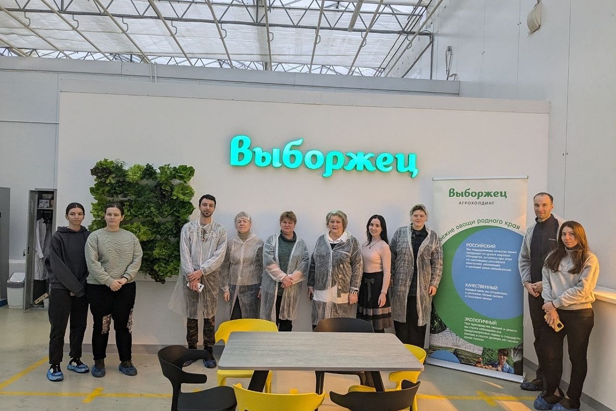 Сотрудники СПбГЛТУ на экскурсии в «Выборжец»