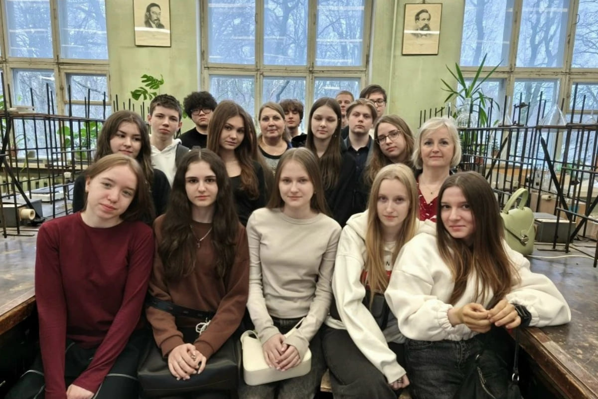 Школьники познакомились с технологиями глубокой переработки древесины в СПбГЛТУ
