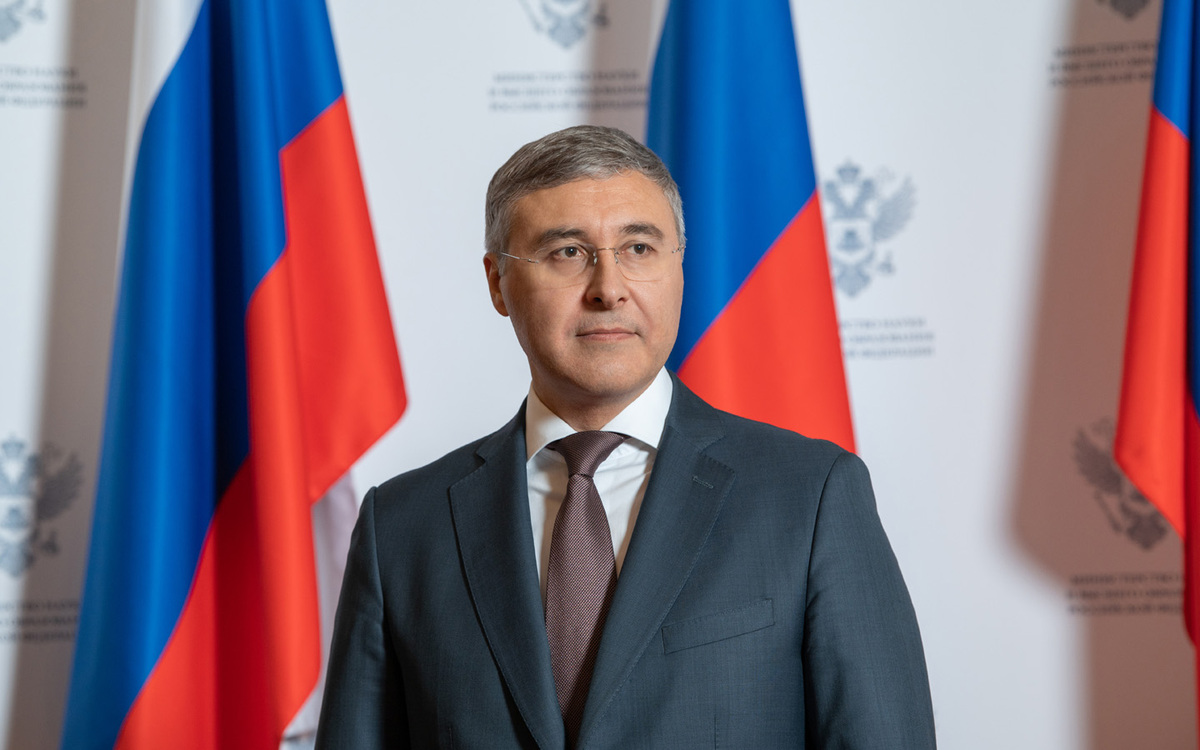 Поздравление с днем рождения министра науки и высшего образования РФ Валерия Фалькова от ректора СПбГЛТУ