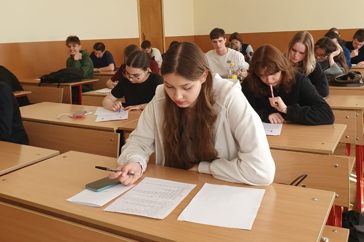 В СПбГЛТУ прошёл первый тур олимпиады «Знаю и люблю русский язык»